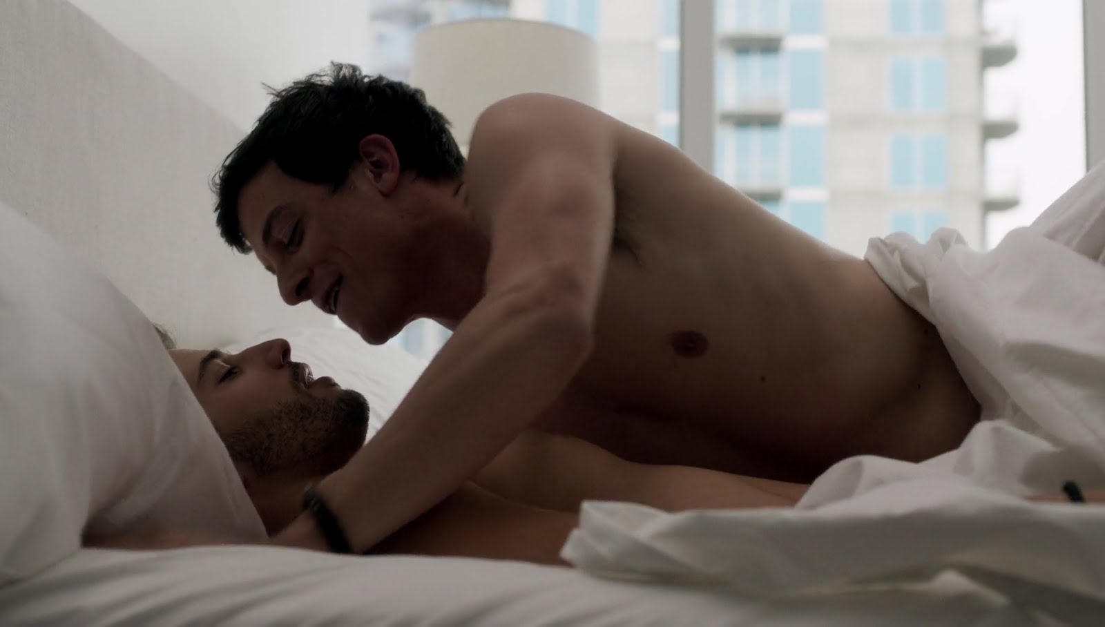 James Mackay & Rafael De la Fuente: Scena Gay.