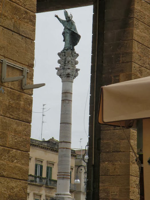 Piazza e colonna  di Sant'Oronzo Lecce)