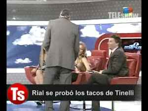 Jorge Rial con los zapatos de Marcelo Tinelli