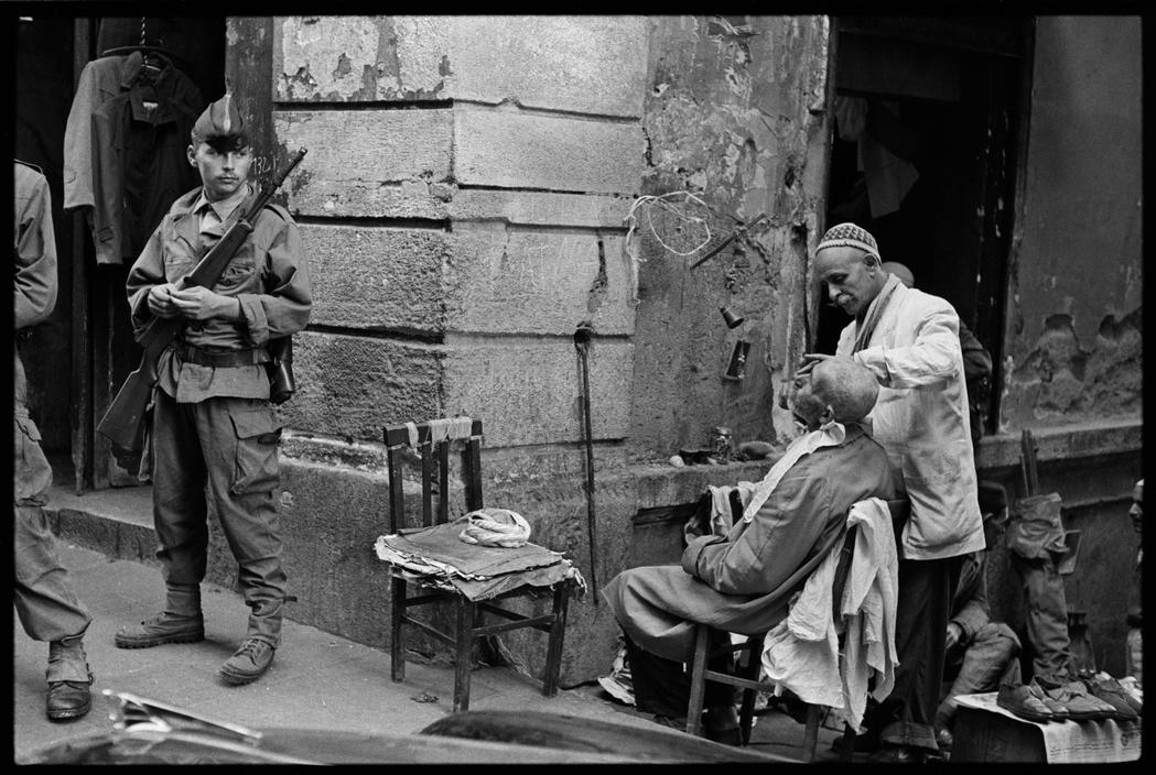 40 Amazing Historical Pictures - In the Casbah district, French troops stand guard, always on the lookout for possible riots. Algiers, 1960. 40 Amazing Historical Pictures - In the Casbah district, French troops stand guard, always on the lookout for possible riots. Algiers, 1960.