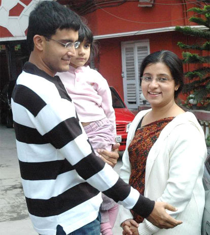 Sourav_Ganguly_Family_Pictures_E2_80_93_Indian_Cricket_Star_Sourav_Ganguly_with_his_wife_and_Kid_2816_29.jpg