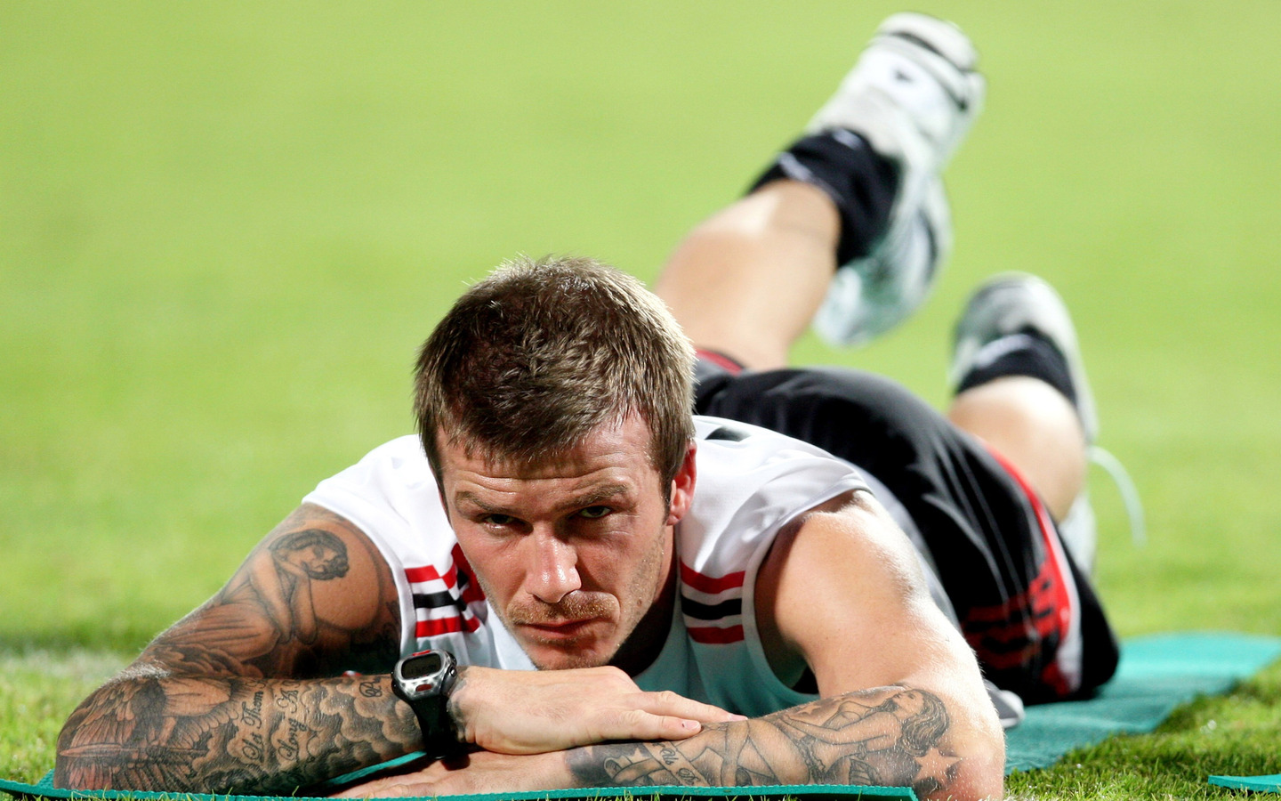 http://4.bp.blogspot.com/-o_TbSG_aR2U/UC9iugJVyiI/AAAAAAAAACo/yZVIZBB8WKg/s1600/David-Beckham-1440x900.jpg