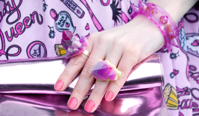 Sara is in Love with: Tilly Me beauty queen printed Barbie skirt Phone jumper Bernstock Speirs pink glitter bunny cap pink hair candyflossboss 90s look street style fashion Serena Kuhl, rock rings, pink metallic bag