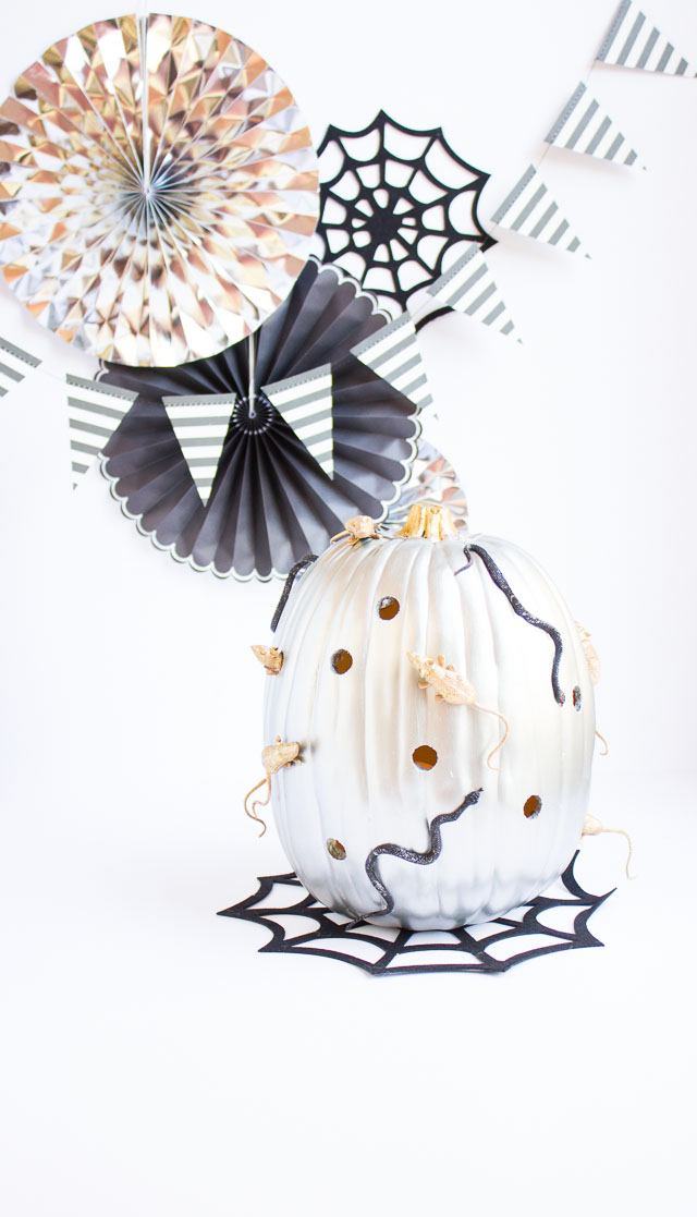 Spooky snake and mice pumpkin decorating idea! Spooky snake and mice pumpkin decorating idea!