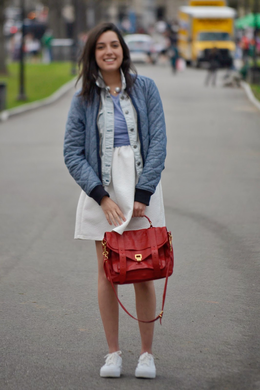 Lo que me gusta de este outfit, es la combinación de los azules, el blanco del vestido y zapatos deportivos, el toque de color y el choker de perla.