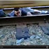 Jovem arrisca a vida deitando sobre trilhos durante passagem de trem