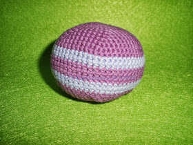 pelota realizada en crochet con DMC Natura
