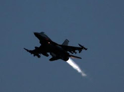 Un jet F16 despega de una base de la OTAN.   Reuters/Alessandro Garofalo