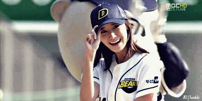 Yoona%20SNSD%20Baseball%20GIF.gif