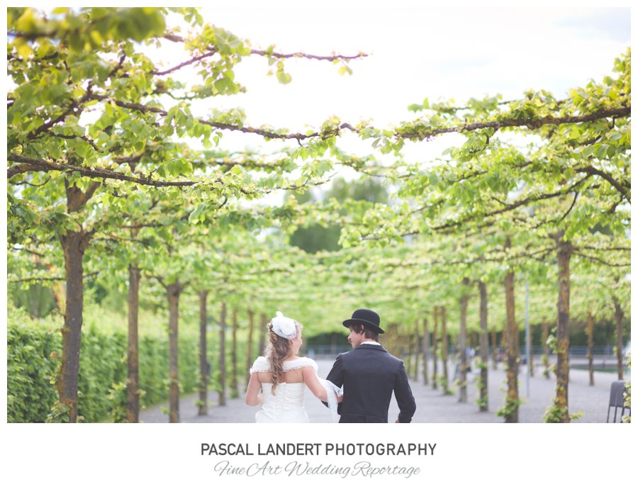 Paarfotos für die Hochzeitsreportage am Zürichsee in Pfäffikon, Schwyz, in der Nähe des Gasthaus Rathaus. Das Brautpaar entschied sich, im Stil der 20er Jahre zu heiranten.