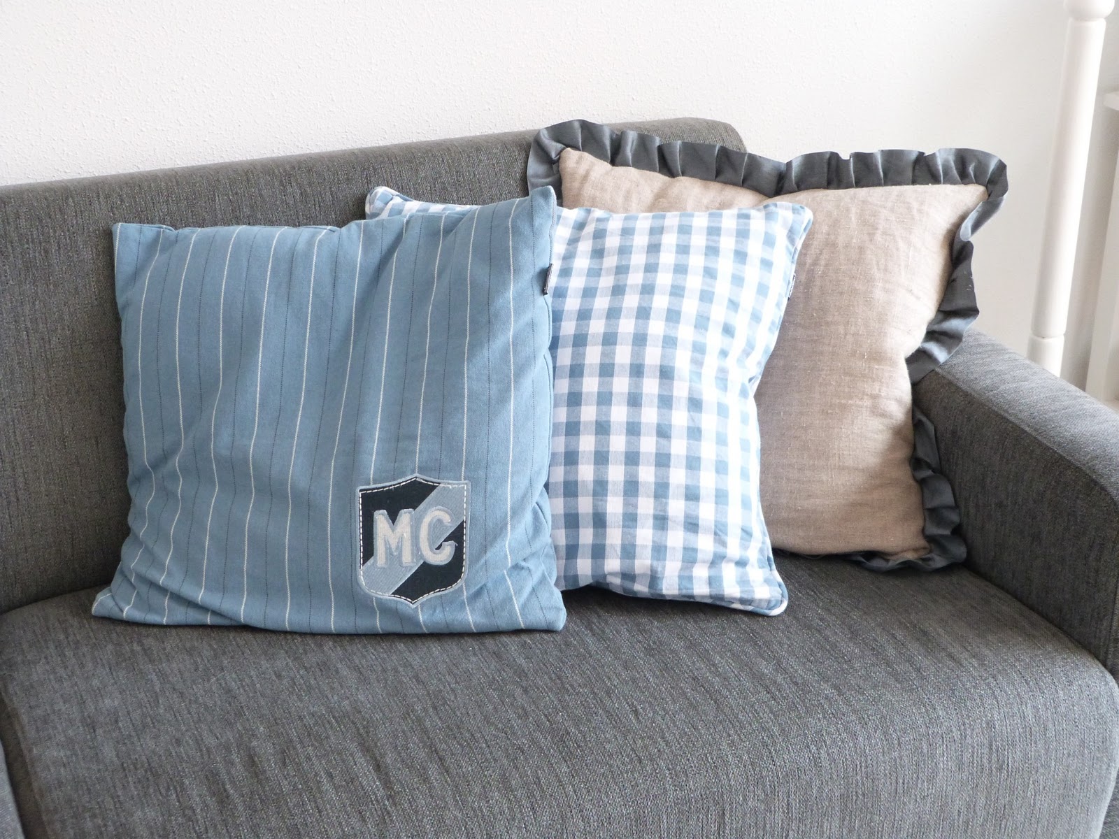 Het brocante schelpenhuisje: provence blauwe kussens Woonkamer blauw beige