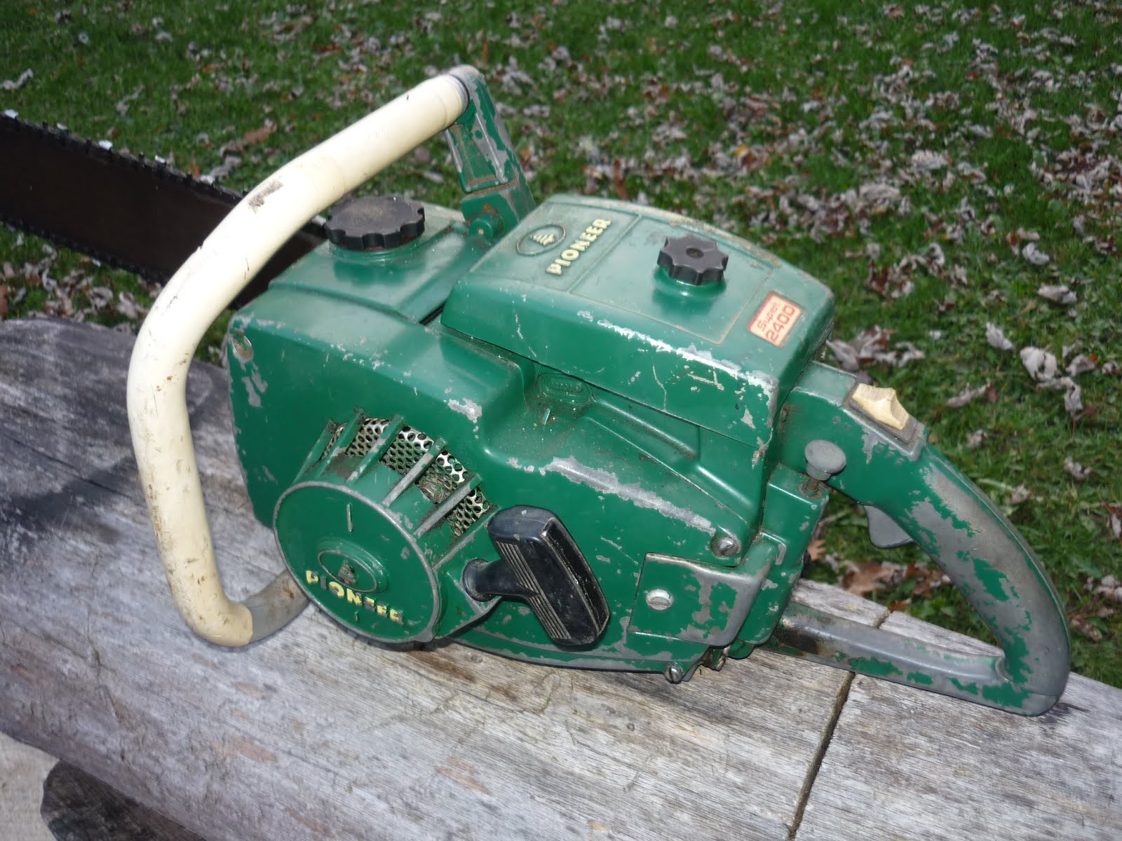 VINTAGE CHAINSAW COLLECTION PIONEER SUPER 2400.
