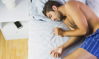 Γιατι δεν Επιτρέπεται να κοιμόμαστε με το κινητό δίπλα στο κρεβάτι;