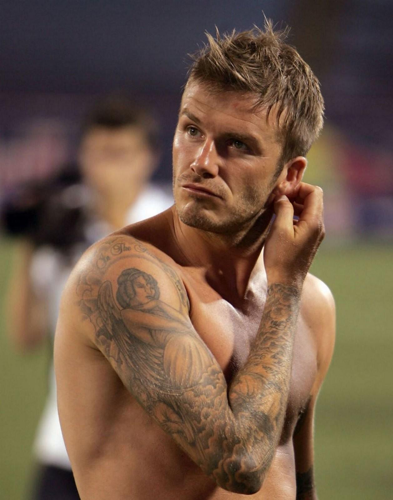 http://4.bp.blogspot.com/-og3xP-2MRIo/UPABPEEVe4I/AAAAAAAAElQ/rVs7WC9yY_E/s1600/David+Beckham+shirtless+main.jpg