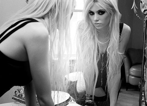 Taylor-3-taylor-momsen-28514552-500-360.jpg
