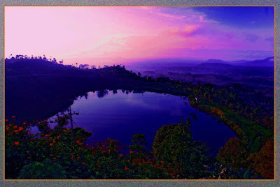 Telaga alam ini, selain memiliki pemandangan alam yang indah, juga
