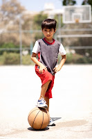 niño jugando pelota hiperactividad TDAH