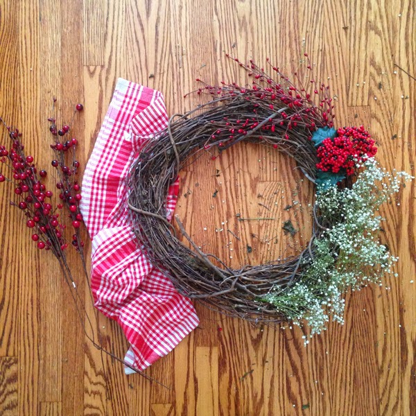 Oh So Lovely Vintage: Simple DIY holiday wreath.