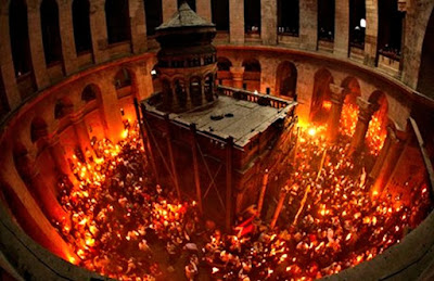 Εκατοντάδες πύρινοι σταυροί εμφανίστηκαν πάνω από τις αναμμένες λαμπάδες των πιστών στην πρόσφατη τελετή του Αγίου Φωτός του 2015 > BINTEO