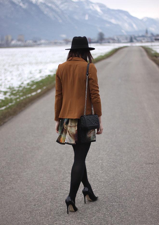 outfit-trend-fashionblogger-poppylux-kleid-galaxyprint-nieten-blazer-senfgelb-tasche-chainbag-zara-pumps-buffalo-sarenza