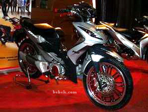 Kedua pelek yang superlebar. Kesan sebagai motor bertenaga kencang title=