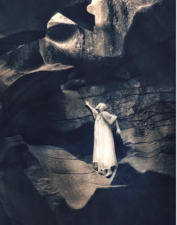 As surreais e oníricas fotografias monocromáticas de Emma Powell Emma Powell fotografia surreal onírica sombria emotiva como pintura sonhos monocromático