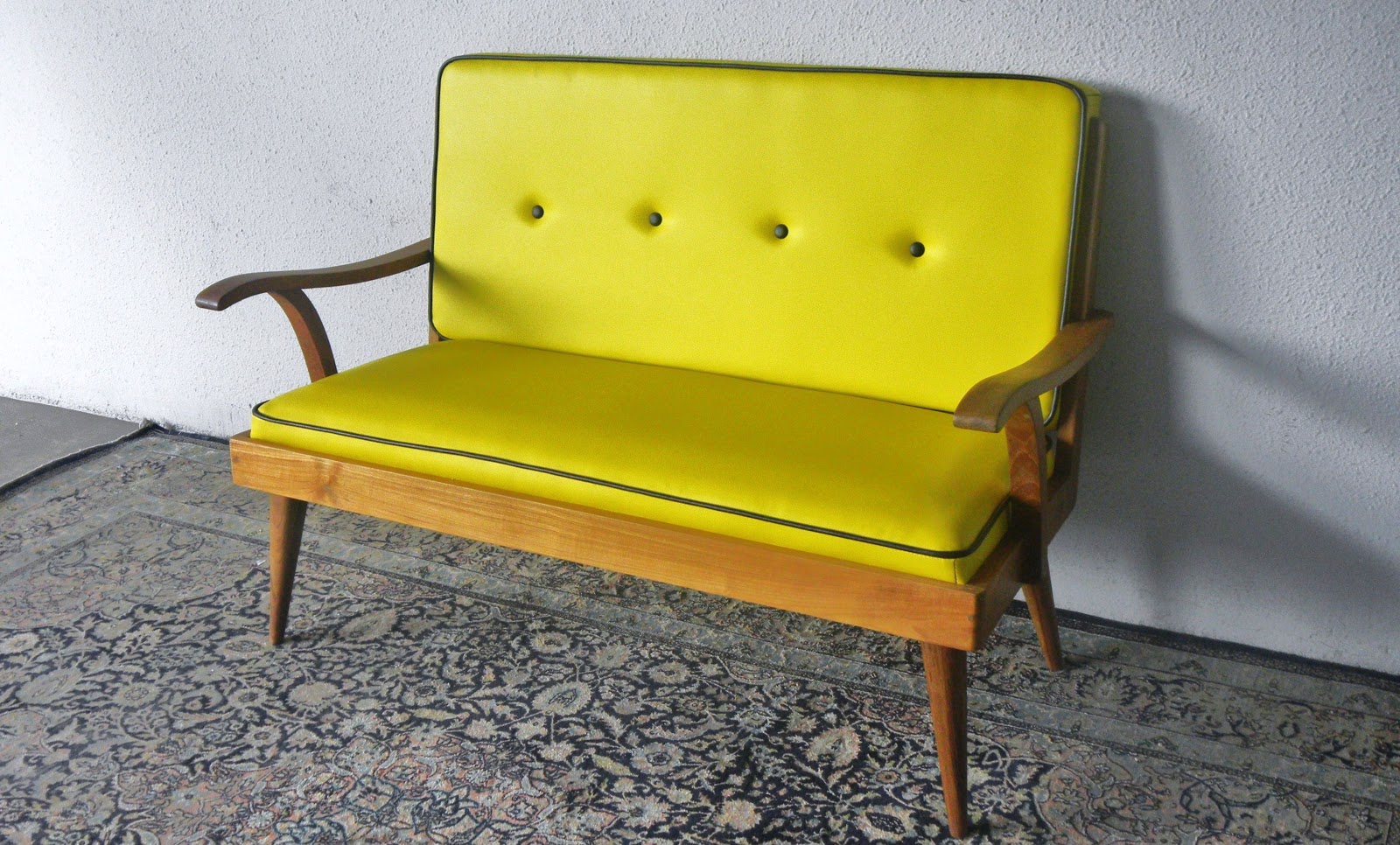 MID CENTURY MODERN SOFAS AND ARMCHAIRS AS VINTAGE INTERIORS Ashley