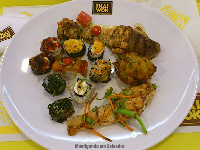 Thai Wok: Prato com as opções do buffet Thai Wok: Prato com as opções do buffet