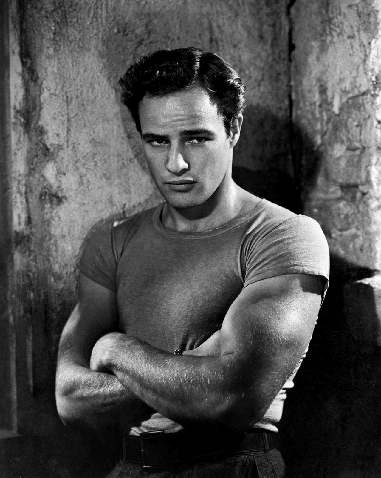 http://4.bp.blogspot.com/-oq_uT9fFwks/UDKFxo0WdyI/AAAAAAAADNw/9oF7xARa7oc/s1600/Marlon+Brando+in+Streetcar.jpg