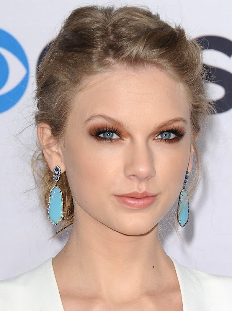 taylor swift pinned updo red carpet