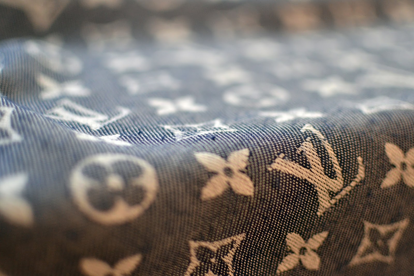 Inhimillinen turhamaisuus: Louis Vuitton monogram shawl after 9