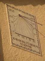 Rellotge de sol a la façana principal de Can Perenoguera Rellotge de sol a la façana principal de Can Perenoguera