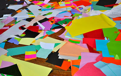 brincadeira com papelão