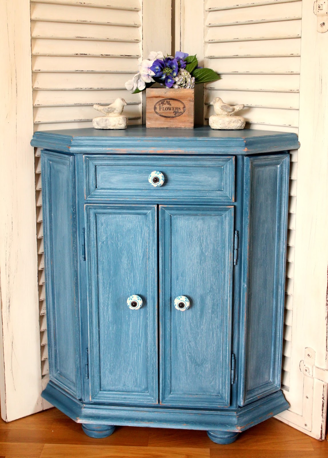 Me & Harmony: Ein kleiner Eckschrank