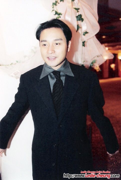 2000年張國榮在日本巡迴演唱會中領取TVB致敬大獎