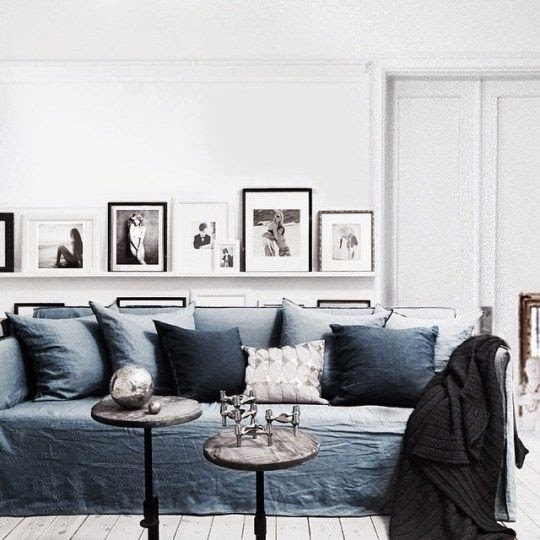 Lniane poduszki na sofie Sofa w salonie i białe pulki na książki