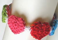 http://translate.google.es/translate?hl=es&sl=auto&tl=es&u=http%3A%2F%2Fnatasnest.blogspot.de%2F2013%2F02%2Fring-ring-hearts-reversible-bracelet.html