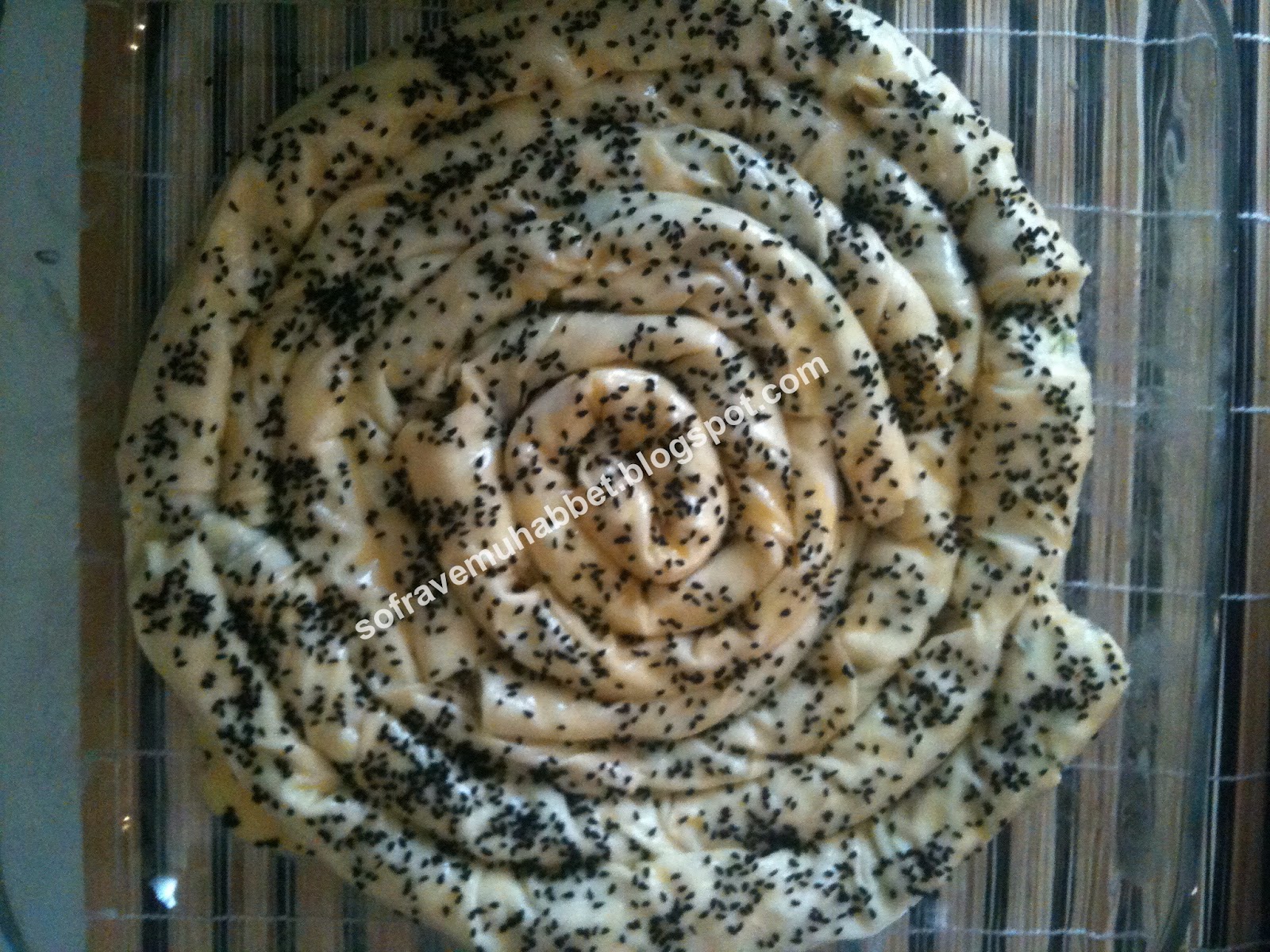 Sofra ve Muhabbet EBEGÜMECİ VE KAZAYAĞI İLE OTLU PEYNİRLİ ENFES BÖREK