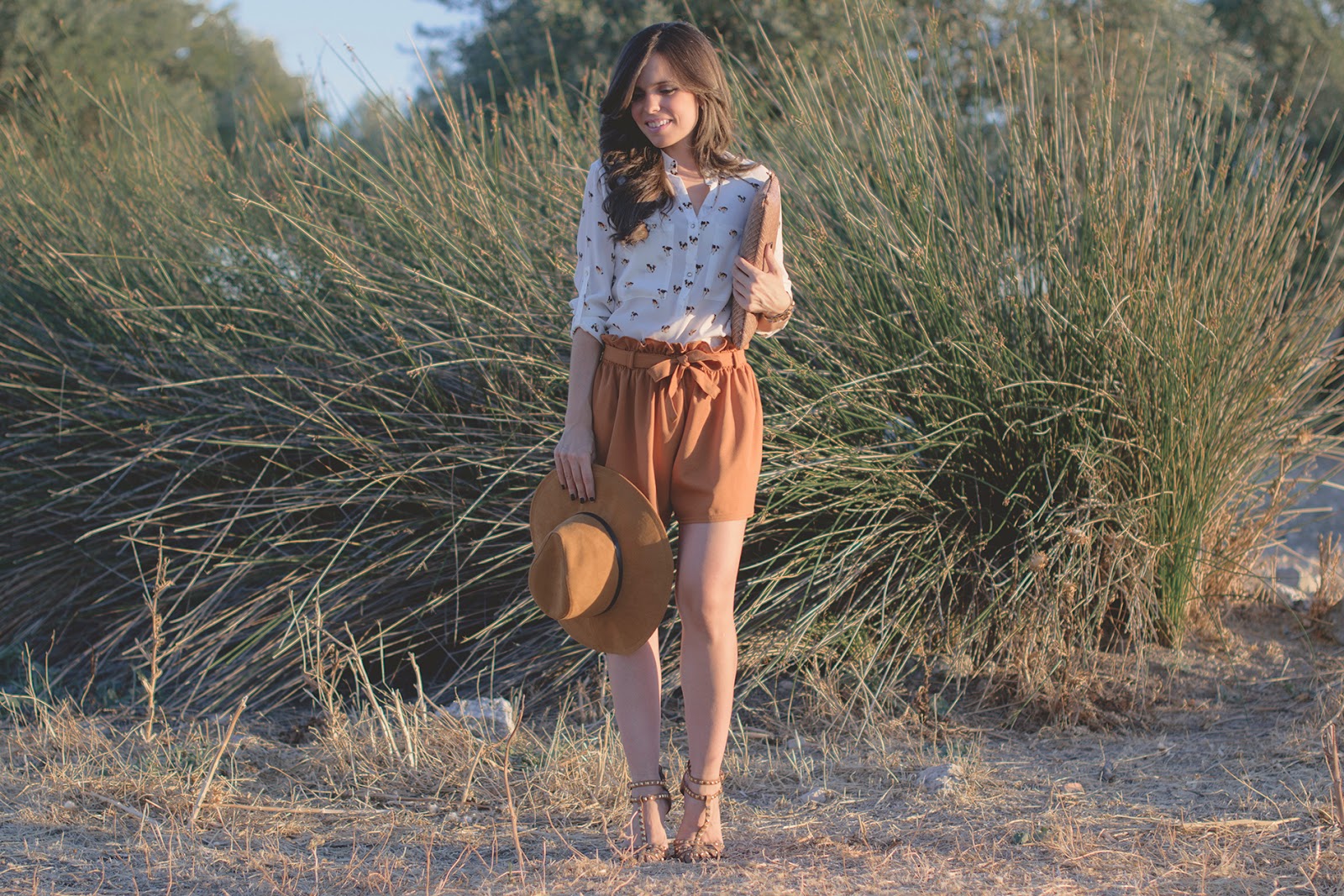 look en tonos camel con sombrero de zara y shorts de romwe