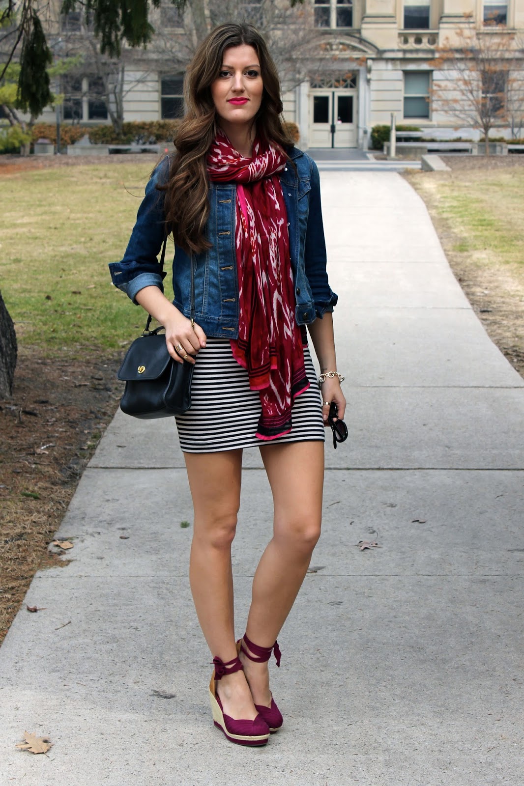 Estas zapatillas también puedes combinarlas con un look elegante, ¿qué tal este outfit para un viernes casual en la oficina?