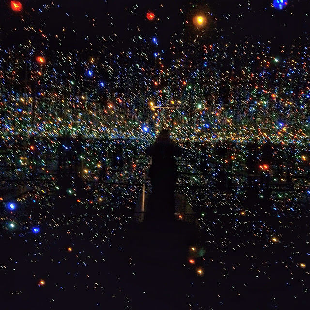 45 Seconds in Heaven, Inside the mirrored infinity room by Kusama, 2013