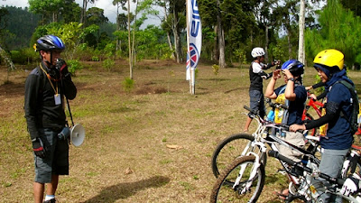 Sebelum berangkat, ada pengarahan dan senam yang dipimpin panitia.