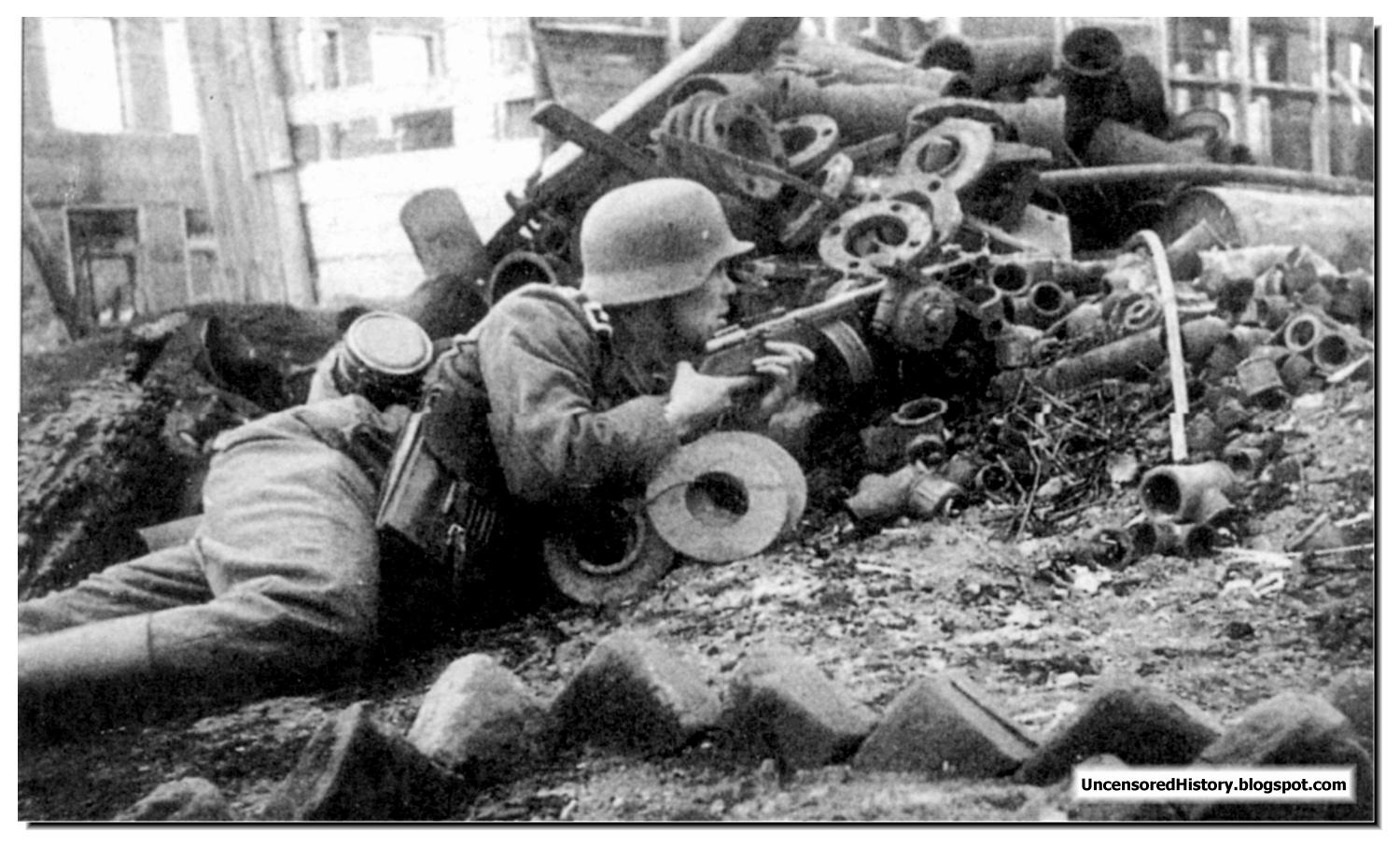 Battle-Stalingrad-German-officer-with-a-PPsh-Soviet-sub-machine-gun.jpg