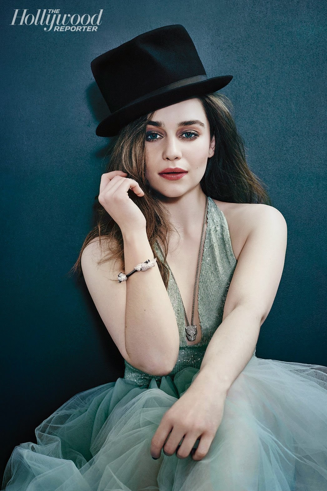 Эмилия Кларк в шапке