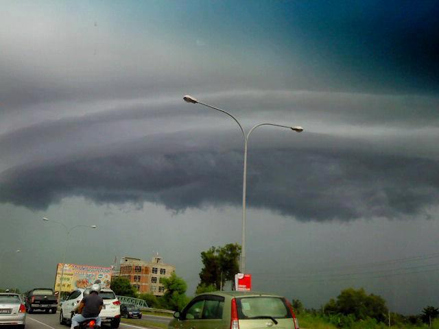 Punca Berlakunya Awan Pelik Di Kota Kinabalu Didedahkan fenomena pelik, gambar awan bentuk tsunami, koleksi, cuaca, pantai barat sabah, menarik, terbaru, cantik, taufan