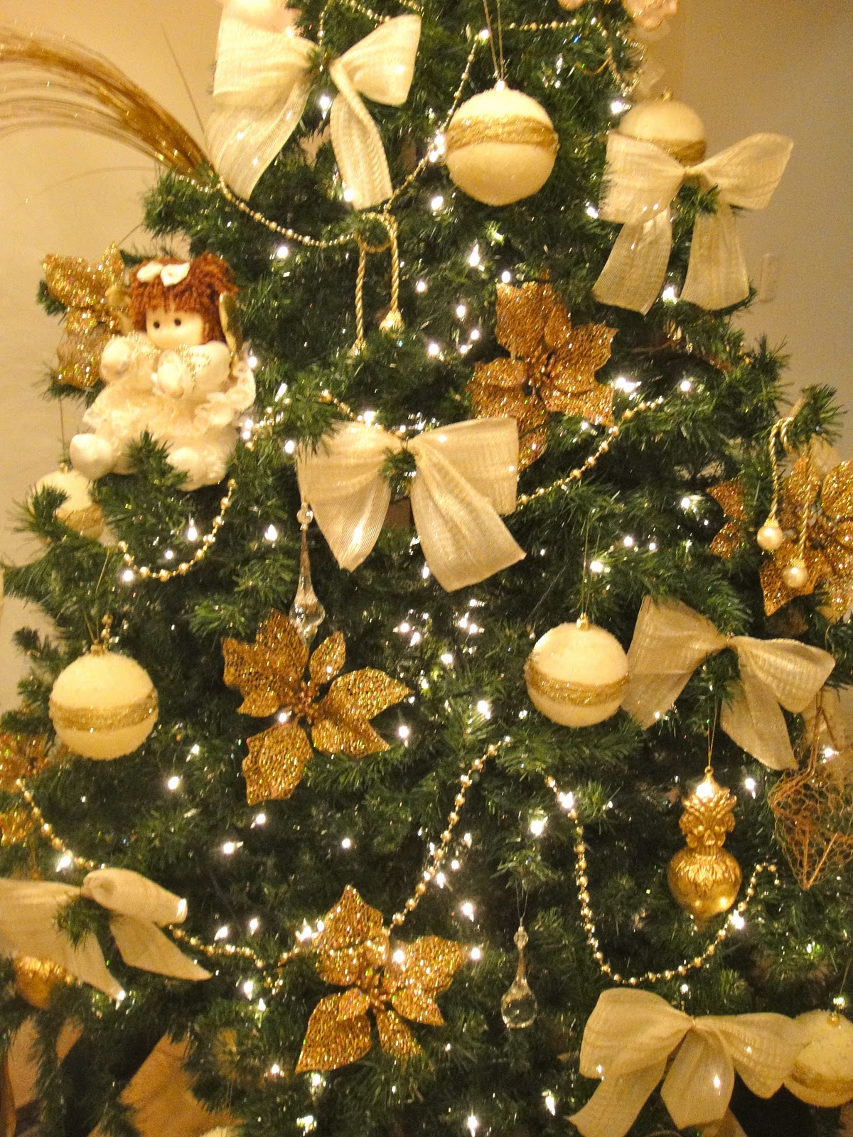 decoracao arvore de natal vermelha e dourada:, laço de fita, estrelas, bolas de veludo dourado e branco, fio de decoracao arvore de natal vermelha e dourada:, laço de fita, estrelas, bolas de veludo dourado e branco, fio de