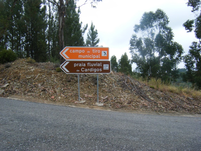 Placa indicativa da Praia Fluvial de Cardigos e Campo de Tiro