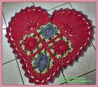 Tapete de crochê em formato de coração com grafico do barrado