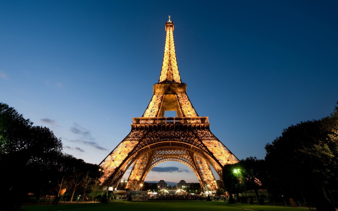 http://4.bp.blogspot.com/-p5GlCyBB__Q/T5cUMhtccyI/AAAAAAAABBs/ICHrbS02wY4/s1600/eiffel-tower-paris-1280x800.jpg