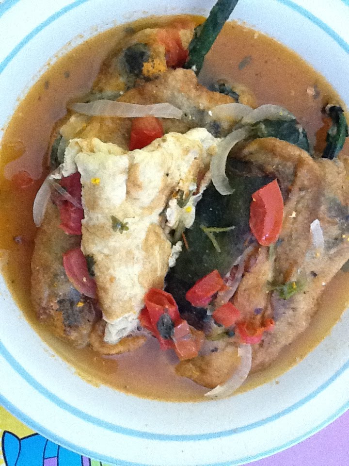 Con Sabor a Sinaloa Chiles Rellenos de verdura en caldo de tomate.